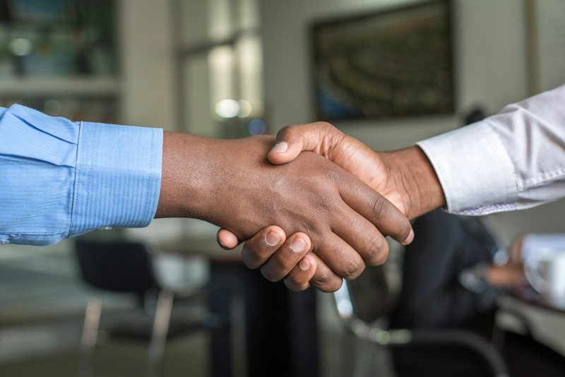 Aperto de mãos em uma entrevista de trabalho, em ambiente de escritório