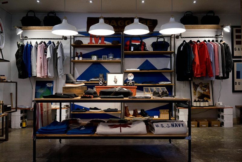 Interior de uma loja de varejo com prateleiras organizadas e atendimento no balcão.